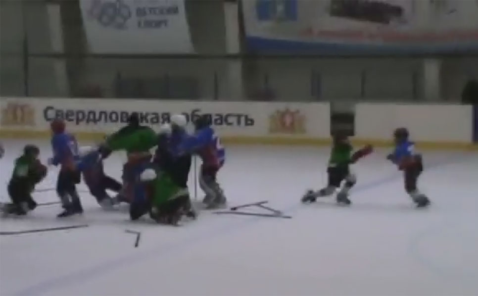 В Свердловской области юные хоккеисты сошлись в рукопашной схватке
